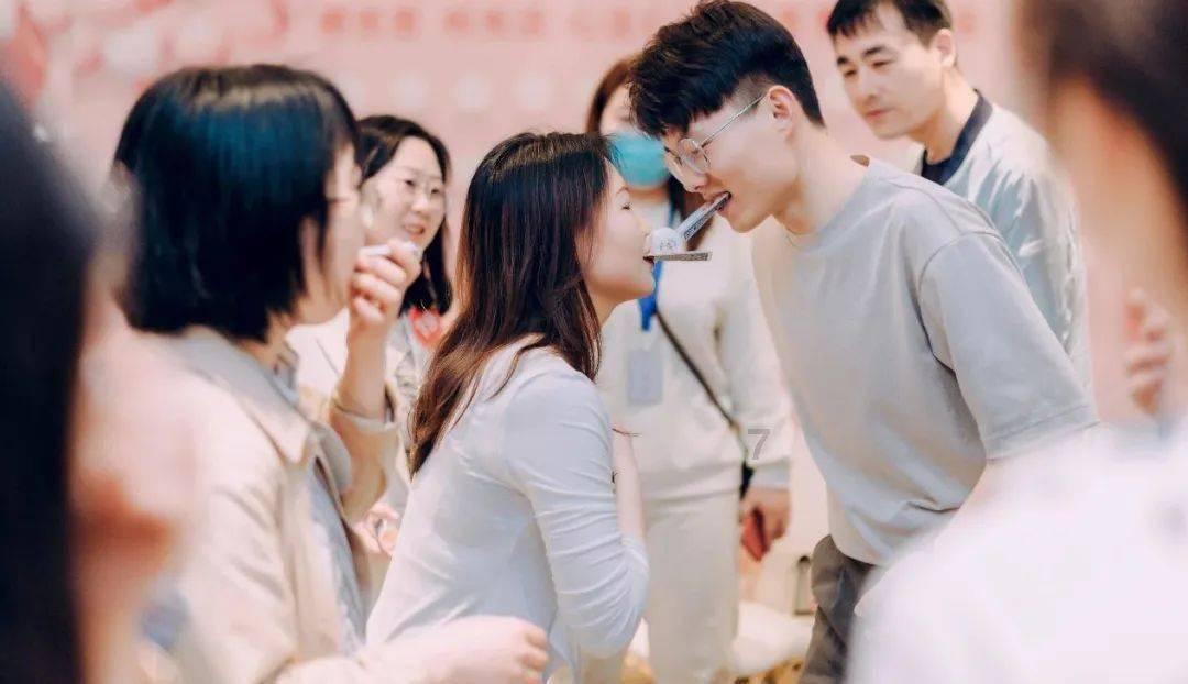 救援矮小的女孩